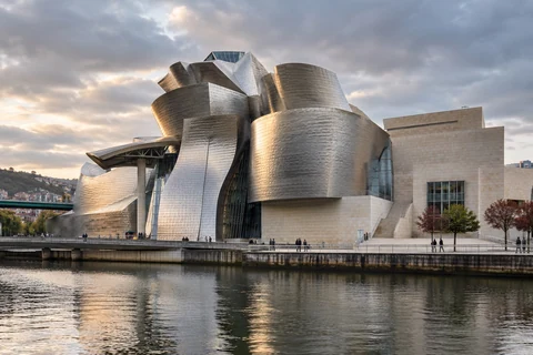 Các khối titan cong của Guggenheim Bilbao bên sông