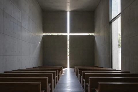 Khe sáng chữ thập trên tường bê tông Nhà thờ Ánh sáng của Tadao Ando
