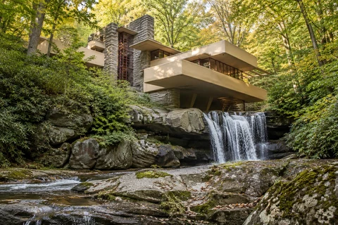 Các sân hiên vươn ra trên dòng nước tại Fallingwater