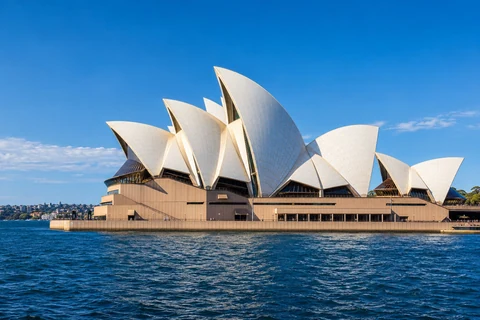 Mái vỏ trắng Sydney Opera House bên cảng biển