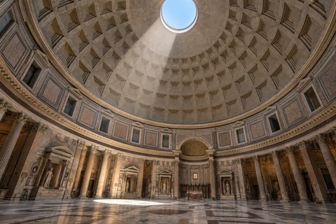 Ánh nắng qua ô mở oculus và mái vòm ô lõm của Pantheon ở Rome