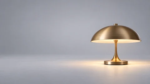 Đèn bàn màu đồng champagne trên nền xám ngọc trai