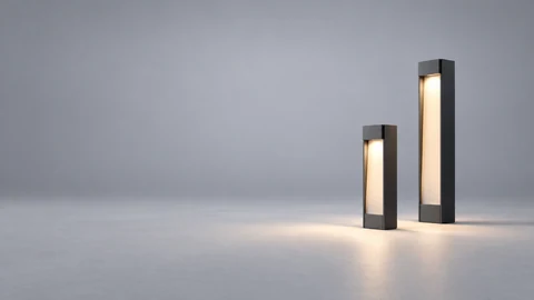 Cặp đèn sân vườn graphite tỏa ánh sáng ấm trên nền xám ngọc trai